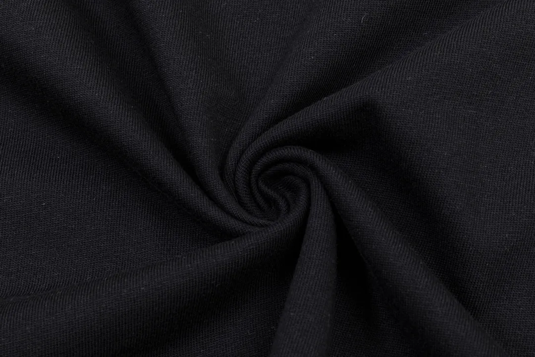 P200 CHROME HEARTS LoGo is fashionable and elegant, with a dropped shoulder style. The fabric is made of 26s double-yarn combed cotton compact spinning yarn with a weight of 280. It is matched with 1*1 Salona rib. The fabric is fermented and has a loose fit. Color: Black Size: S～XXL